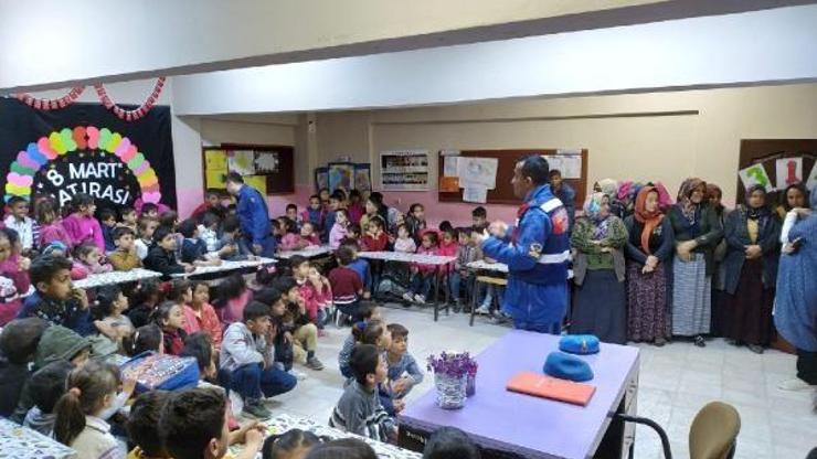 Jandarma ve Büyükşehir belediyesinden öğrencilere emniyet kemeri eğitimi