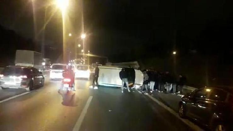 Sultangazide kaza yapan araç sürüklendi: 2 yaralı