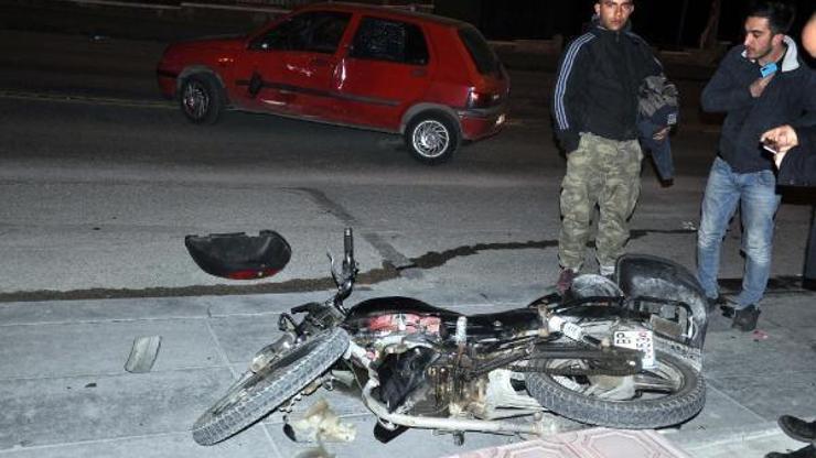 Otomobil ve motosiklet çarpıştı: 3 yaralı