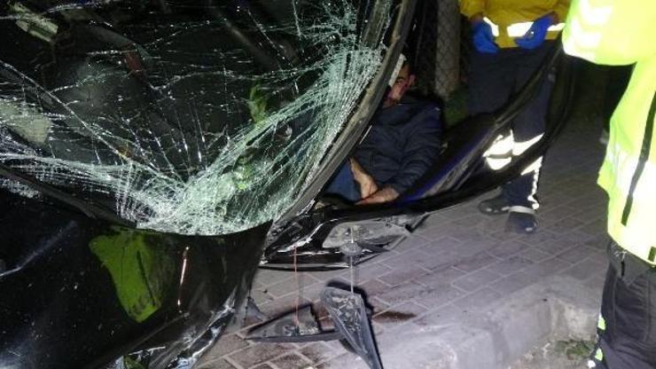 Otomobil, önce çöp konteynerine, ardından elektrik direğine çarptı: 2 yaralı