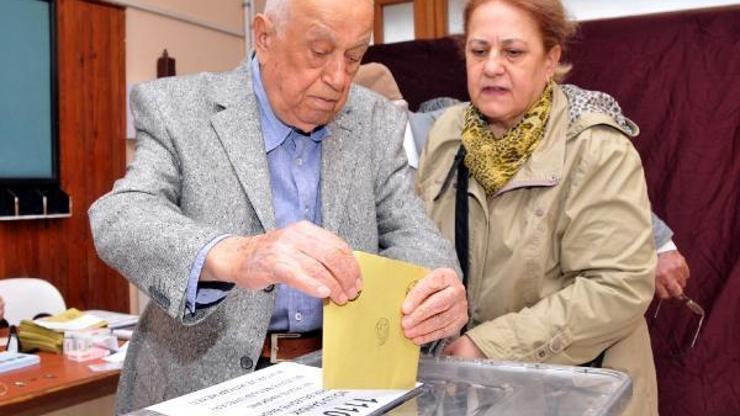 Antalyada seçmen sandık başına gitti