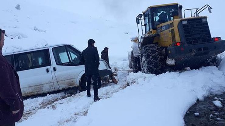 Oy torbaları ve seçim görevlilerini taşıyan minibüs karda mahsur kaldı
