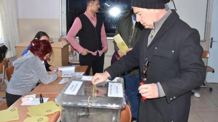 İzmirde seçmen sandık başına gitti
