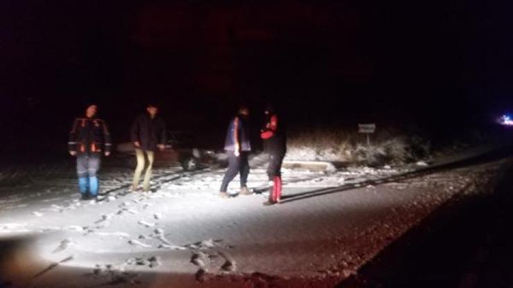 Otomobiliyle karda mahsur kalan kişi kurtarıldı