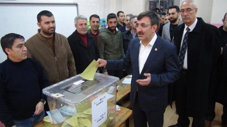 AK Parti Genel Başkan Yardımcısı Yılmaz, oyunu Bingölde kullandı