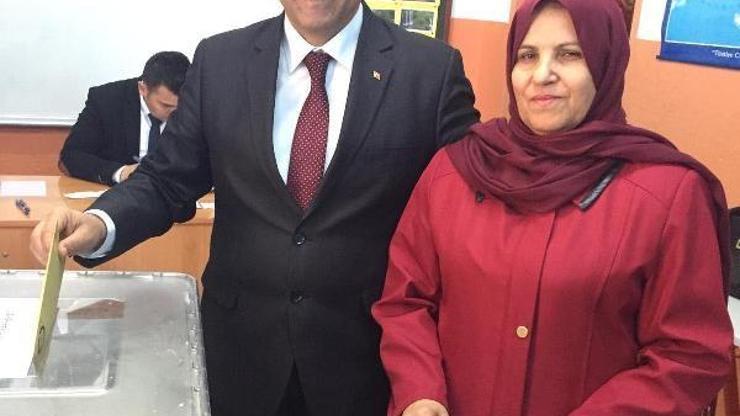 MHP İzmir İl Başkanı Veysel Şahin oyunu kullandı