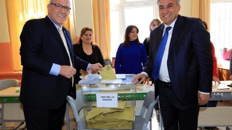 İYİ Partili Dervişoğlu ve CHPli aday, aynı sandıkta oy kullandı