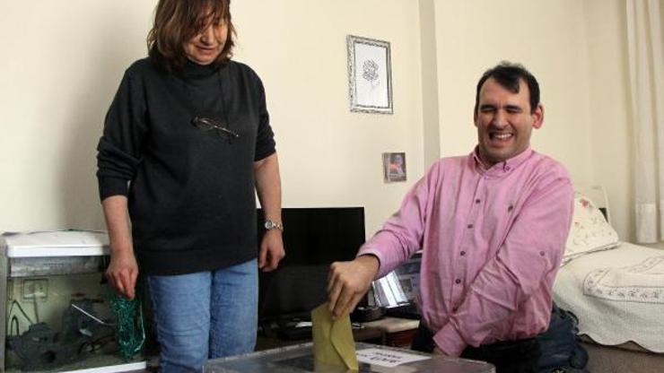 Boluda sandığa gidemeyenlerin evine sandıklar gitti