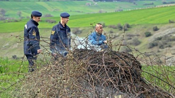 Çalılık alandaki yangını jandarma ve köylüler söndürdü