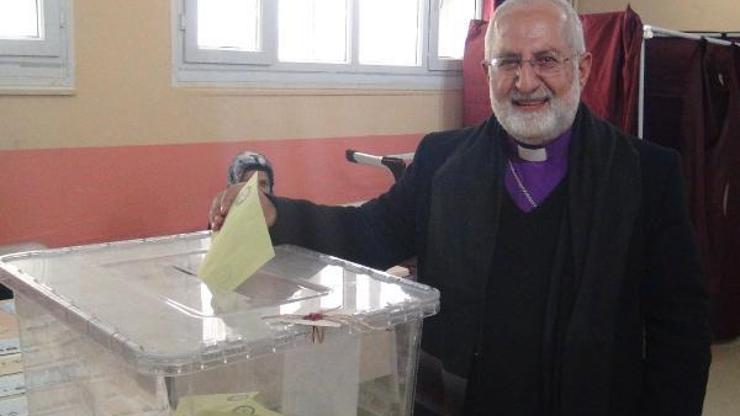 Kırklar Kilisesi Başpapazı Gabriel Akyüz, oy kullandı