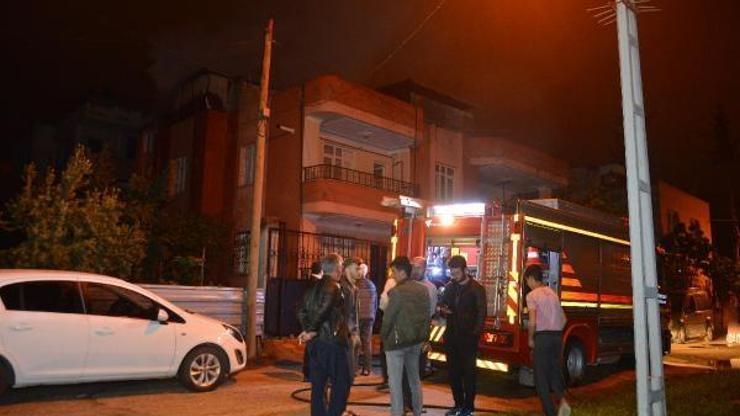 Müstakil evin damındaki odunluk yandı