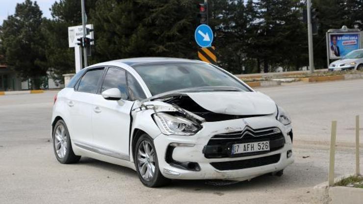 Kavşakta otomobiller çarpıştı: 1 yaralı