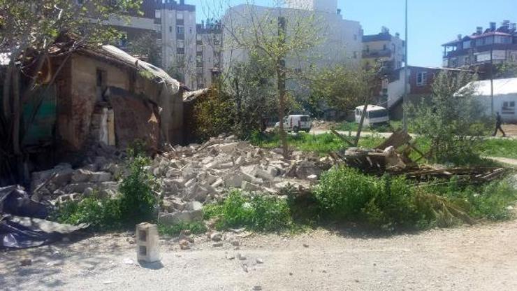 Kızıltoprakta metruk binalar yıkıldı