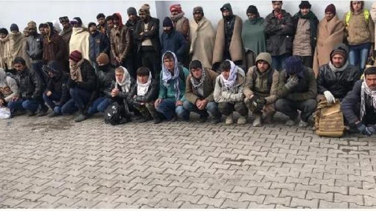 İran sınırında 132 kaçak göçmen yakalandı