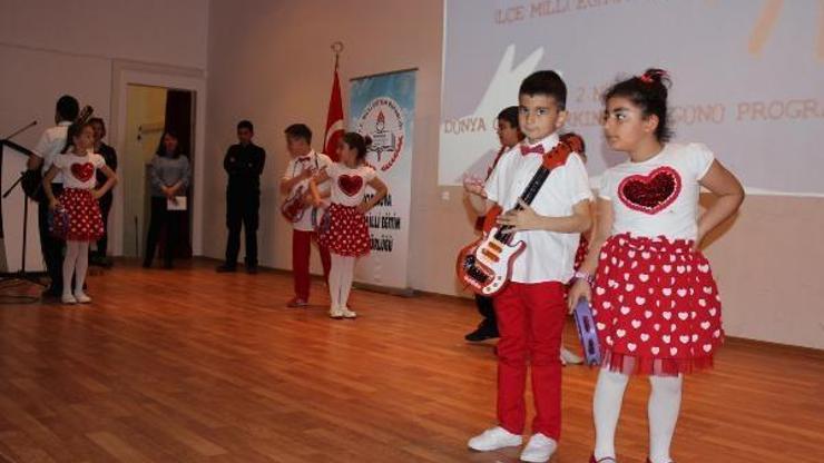 Otizmli öğrenciler şarkılar söyledi, dans etti