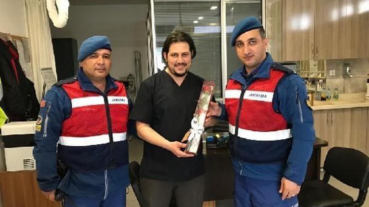 Jandarma ceza makbuzu değil, çiçek götürdü