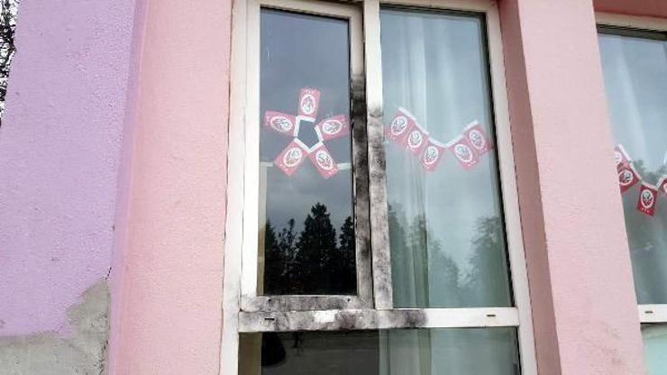 Penceresini yakarak girdikleri okulu soydular