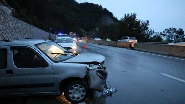 Yağmurda kayan araçlar bariyere çarptı