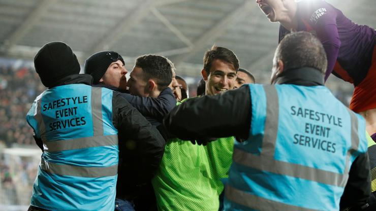 Sahaya girip Manchester Citynin golünü kutlayan polis istifa edecek