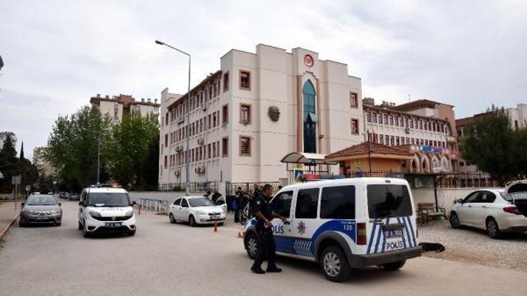 Okul önünde bıçaklı, zincirli kavga