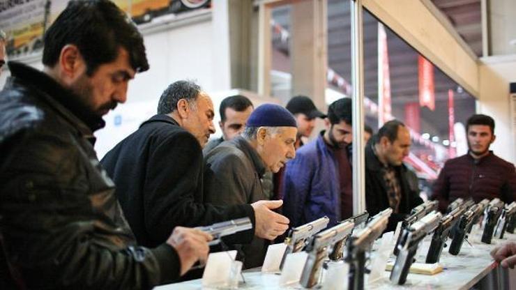 Tarım fuarında silah standına tepki