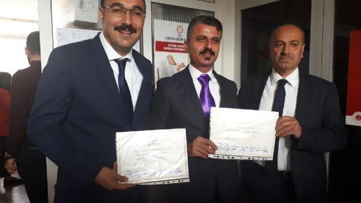 Çukurca Belediye Başkanı Dündar, mazbatasını aldı
