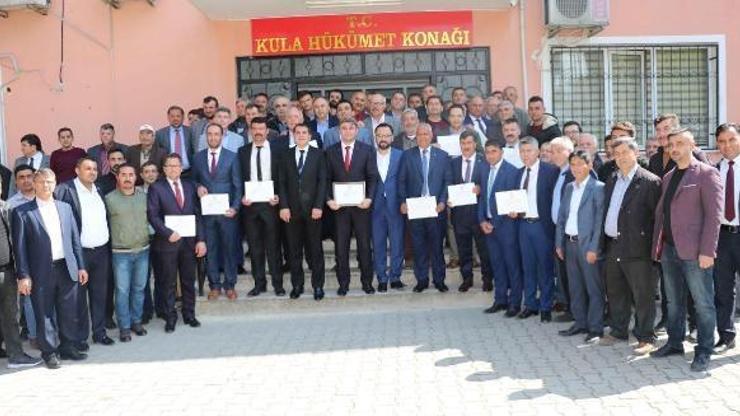 Kula Belediye Başkanı Hüseyin Tosun, mazbatasını aldı