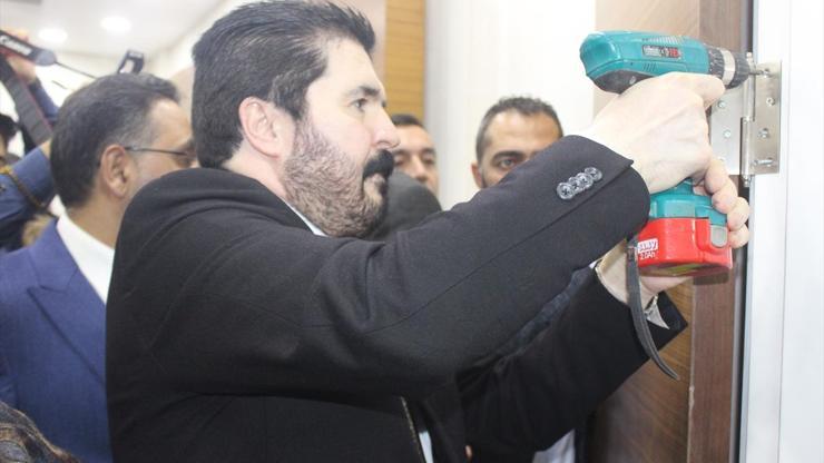 Ağrı Belediye Başkanı Sayan, makam odasının kapısını elleriyle söktü