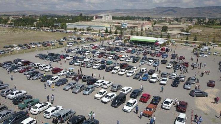 Eskişehir’de açık oto pazarına yoğun ilgi