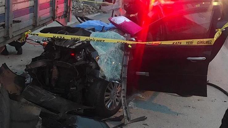 Askerlerin bulunduğu otomobil kamyona çarptı: 2 ölü, 2 yaralı
