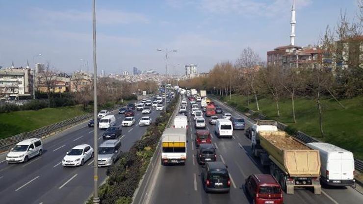 İstanbulda kapalı yollar nedeniyle sabah saatlerinde trafik yoğunluğu oluştu