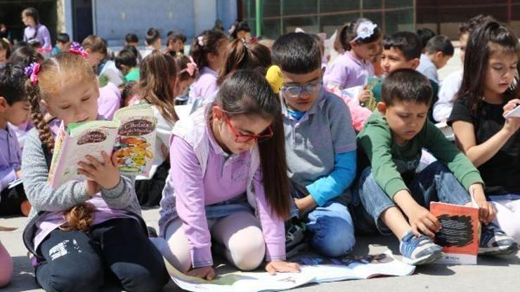 Öğrenciler farkındalık için aileleriyle kitap okudu