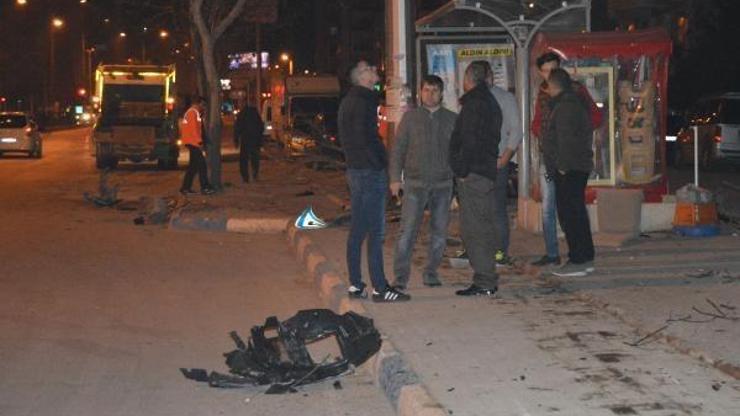 Otomobil kaldırımdaki kadına ve durakta bekleyenlere çarptı: 3 yaralı
