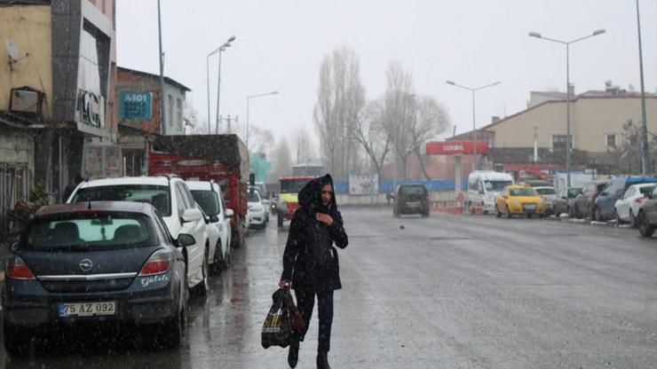 Ardahana nisan ayında kar sürprizi