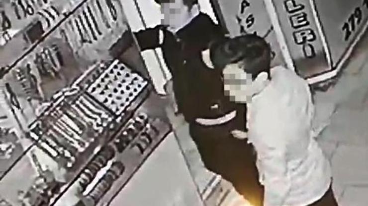 Hediyelik eşya dükkanındaki hırsızlık anı kameralara yansıdı