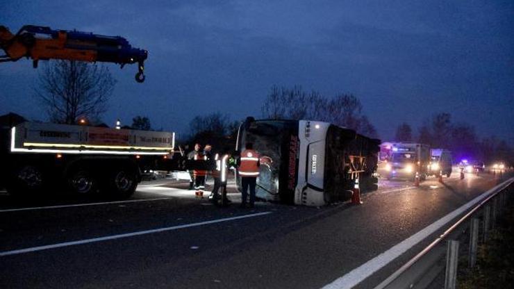 Akyazıda otobüs devrildi: 33 yaralı