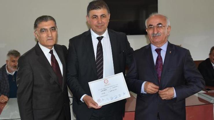 Karşıyaka Belediye Başkanı Cemil Tugay, mazbatasını aldı