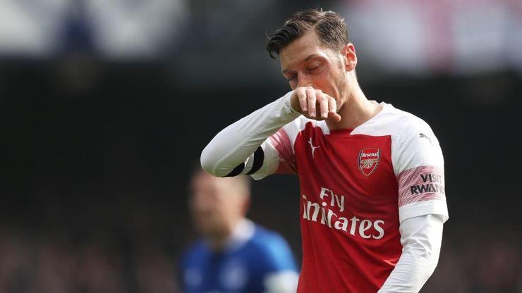 Mesut Özil Everton menajerine montunu fırlattı