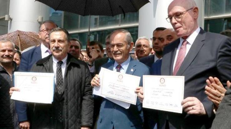Eskişehirde Büyükerşen, Kurt ve Ataç mazbatalarını aldı