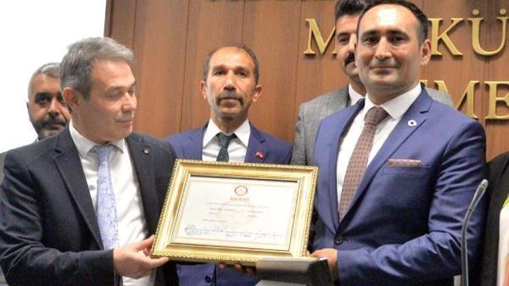 Toroslar Belediye Başkanı Atsız Afşın Yılmaz mazbatasını aldı