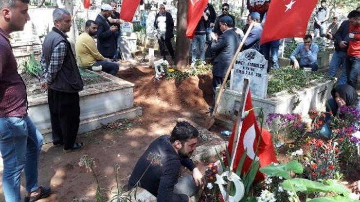 Bedelli askerlik yolunda ölen İbrahim, arkadaşının yanına defnedildi