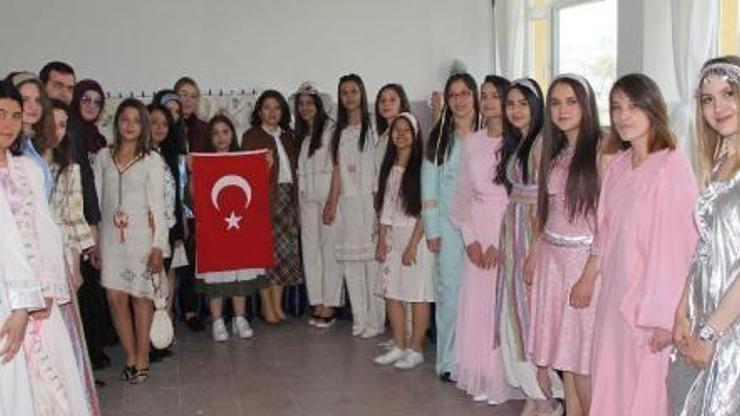 Liselilerden mini defile ve sergi