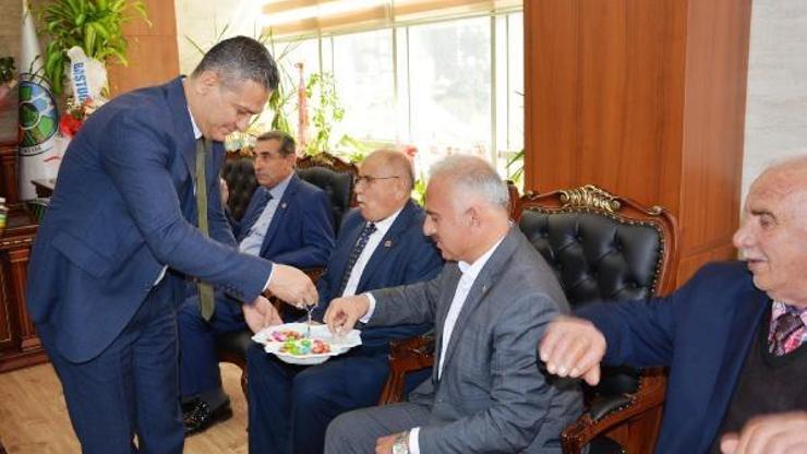 Başkan Gülden misafirlerine şeker ikramı