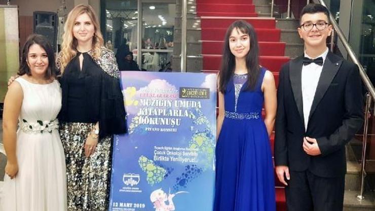 Konservatuvarlı piyanistler, tuşlara onkoloji hastaları için bastı