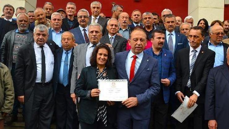 Turgutluda CHPli Akın mazbatasını aldı