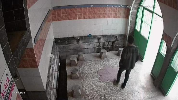 Camiden musluk hırsızlığı kamerada