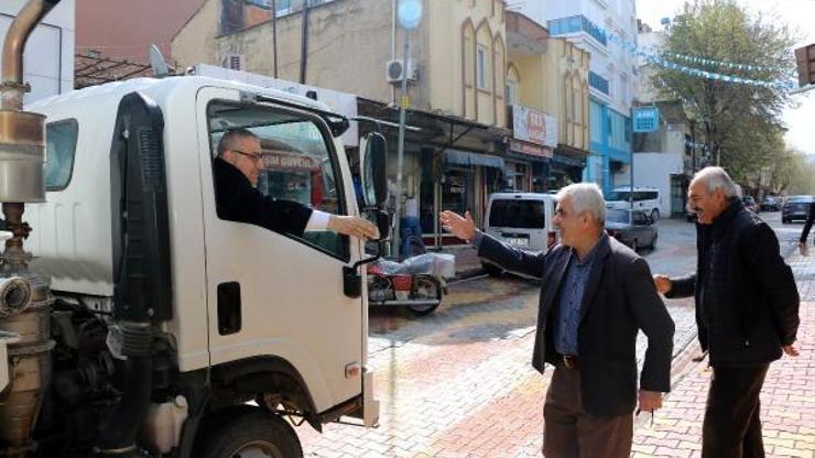 Belediye başkanı, personeliyle birlikte temizlik yaptı