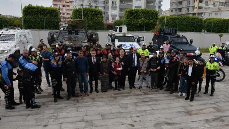 Engelliler polis araçlarına bindi