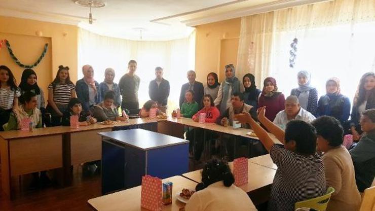 Üniversite öğrencileri engelli çocukları ziyaret etti