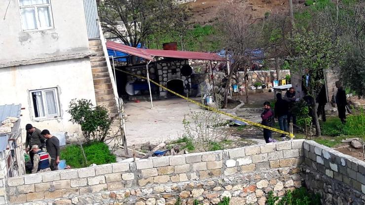Yaşlı adamı eşi keserle öldürdü